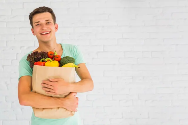 Una bolsa de compras con alimentos frescos