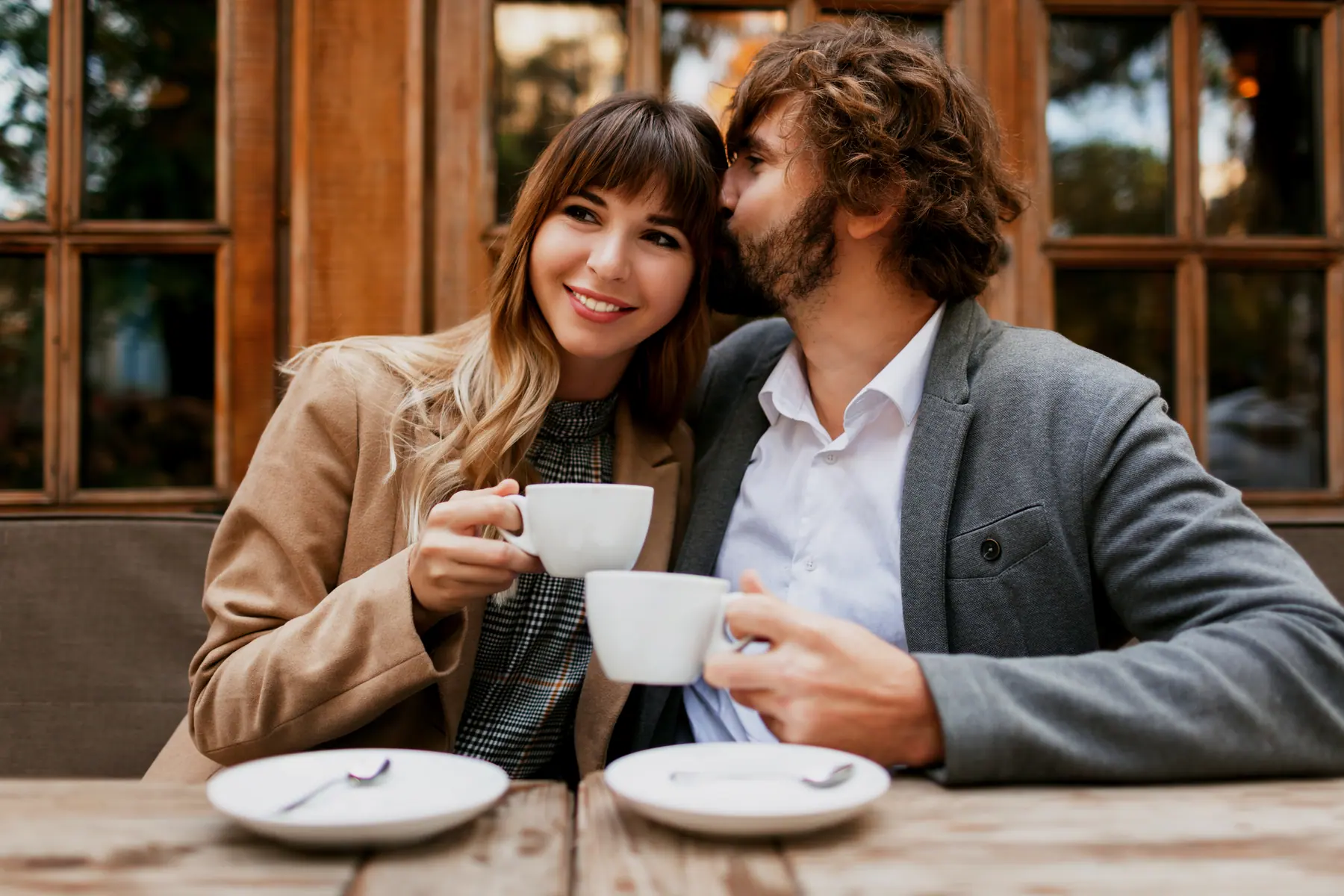 Una pareja compartiendo un café