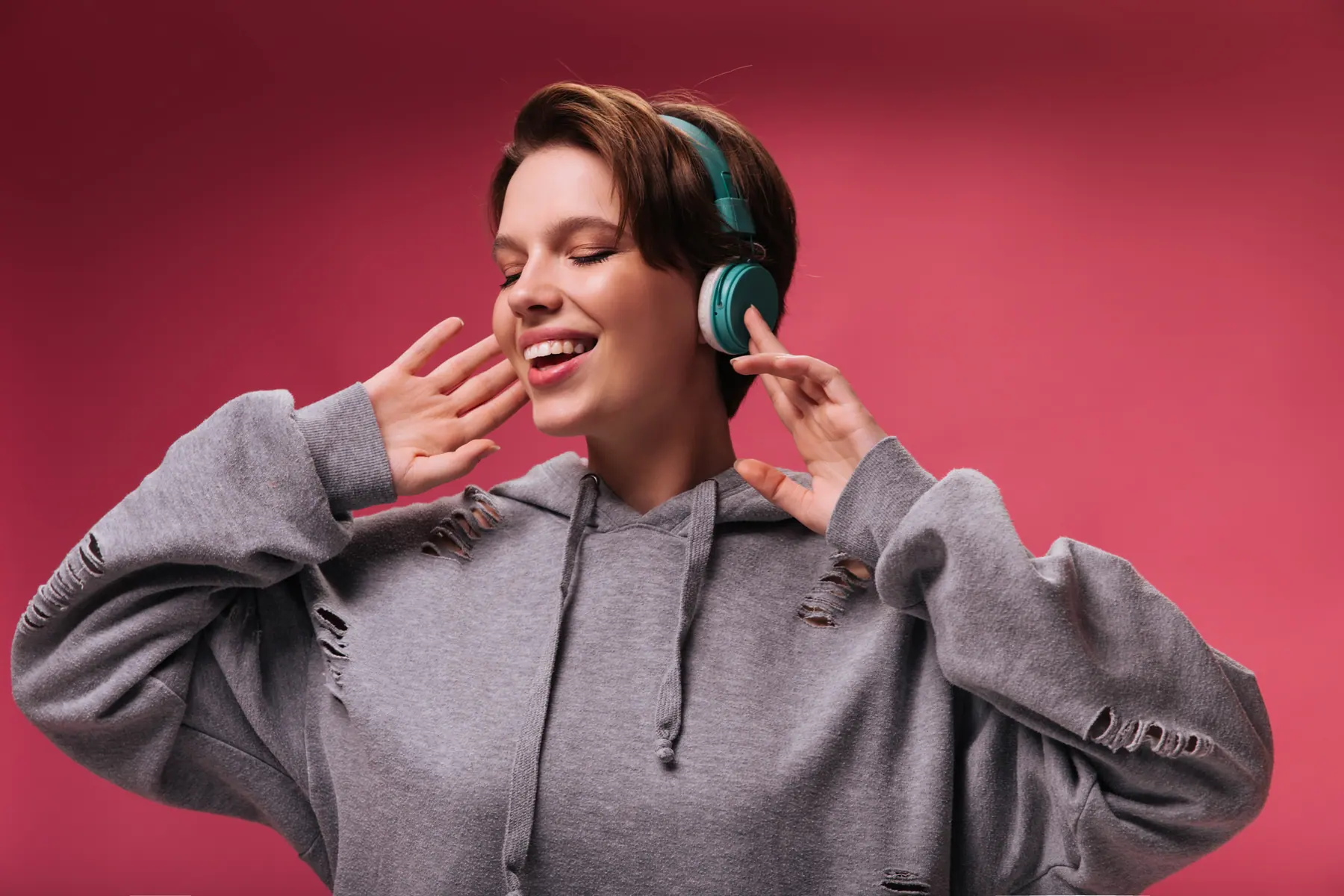 Mujer disfrutando música con audífonos