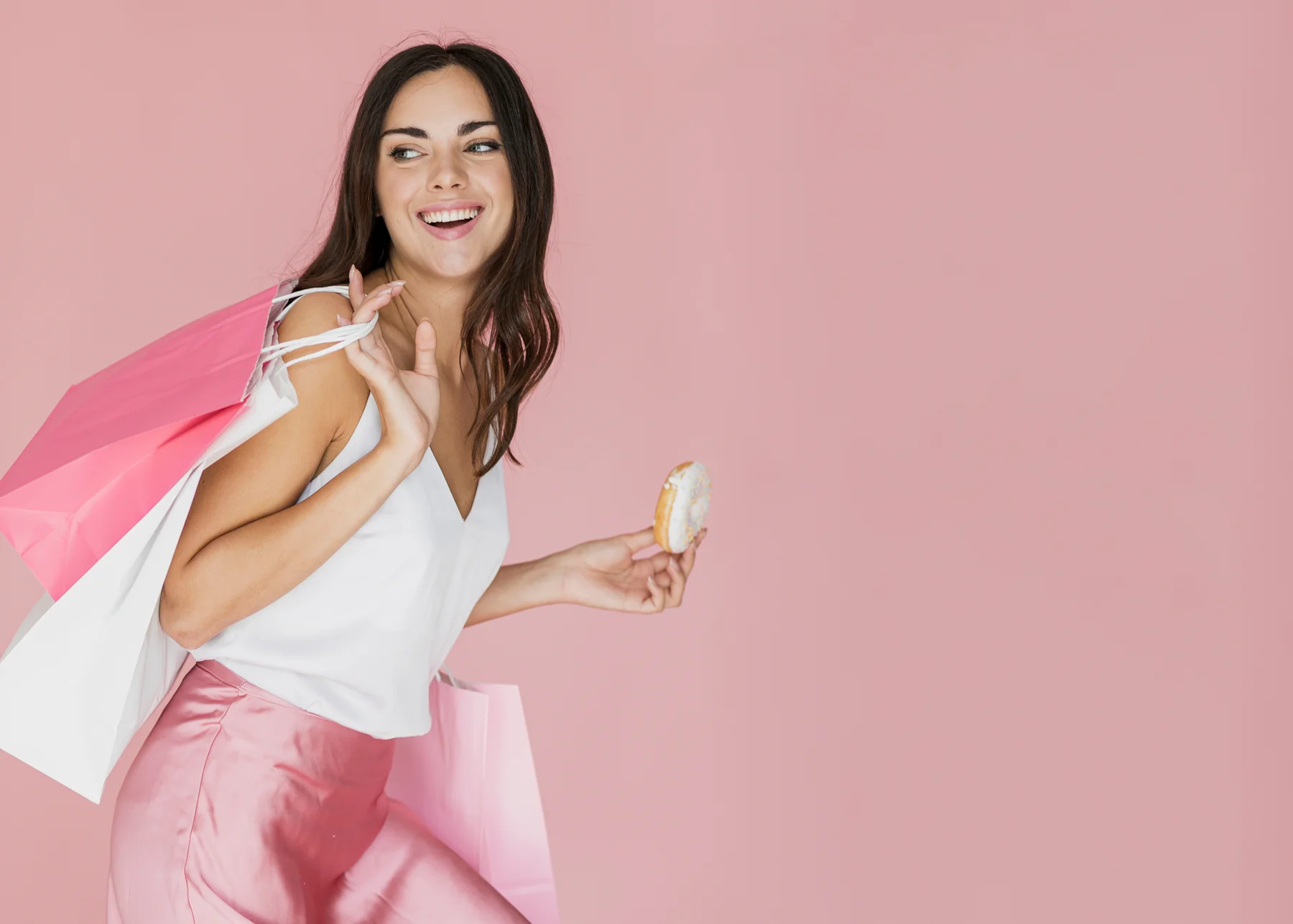 Mujer con bolsas de compras rosas y blancas