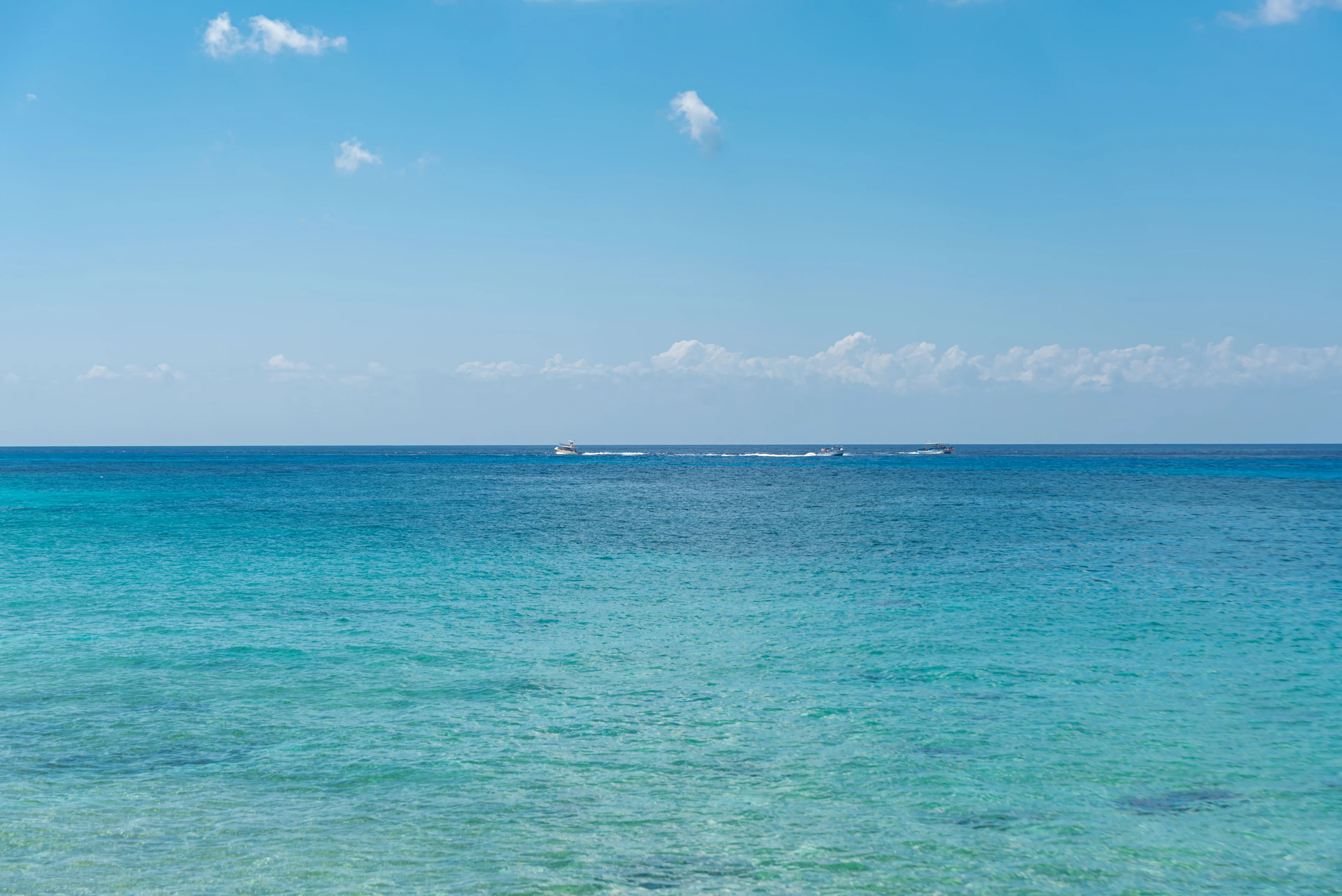 Agua turquesa y horizonte en una playa